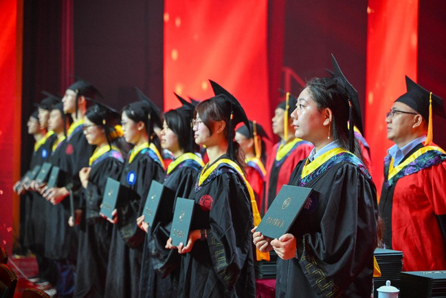 我校举行2025届本科生毕业典礼暨学位授予仪式 我校举行2025届本科生毕业典礼暨学位授予仪式